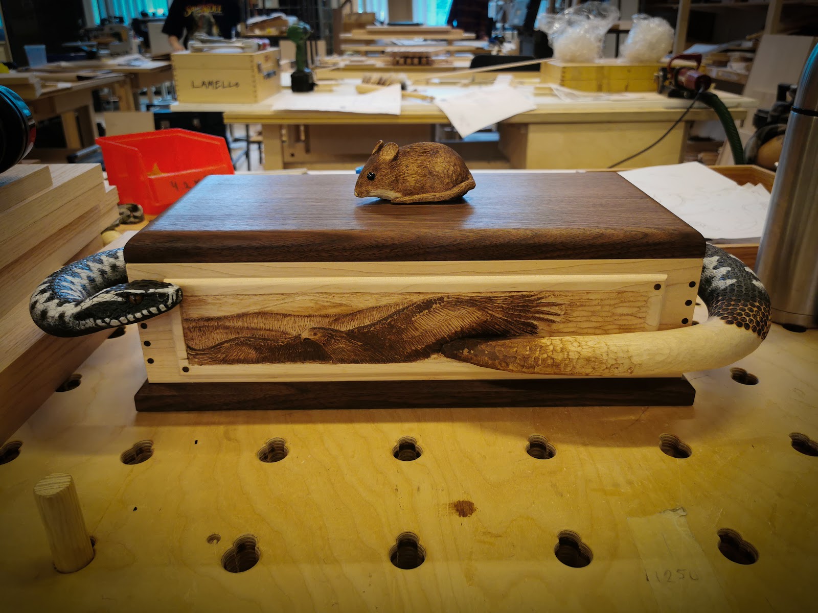 Smykkeskrin med mus og slange