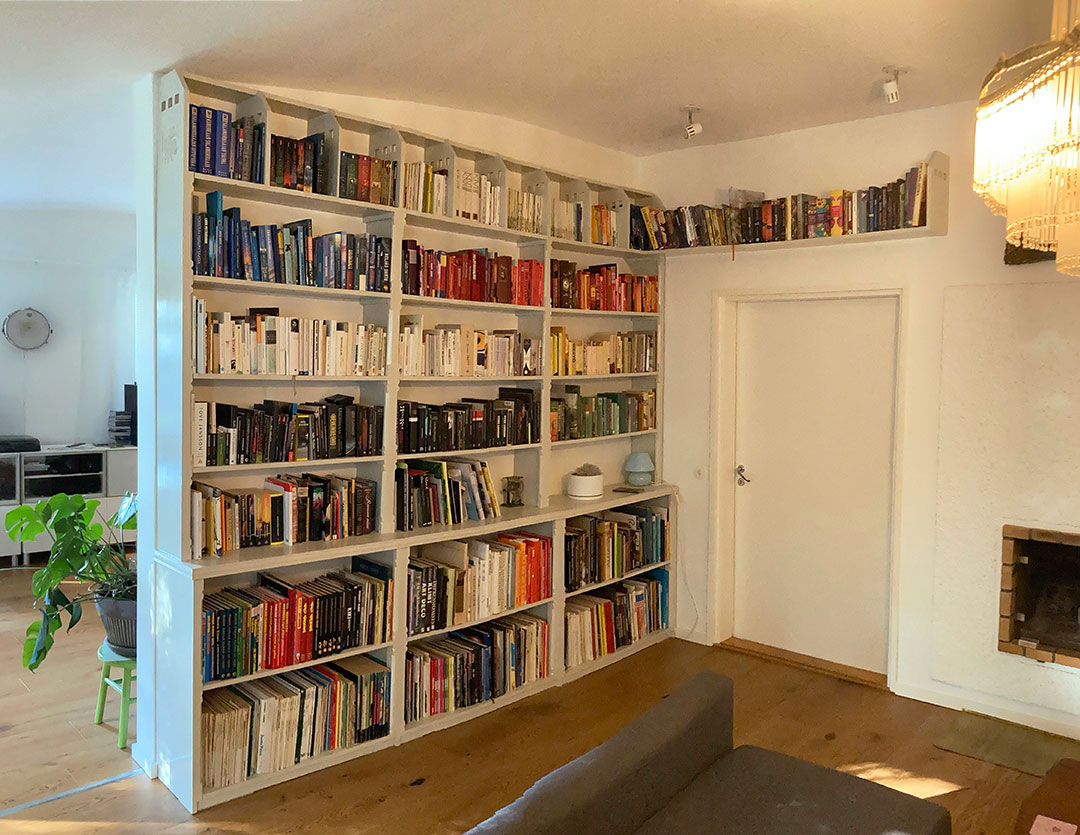 Bogreol fra gulv til væg