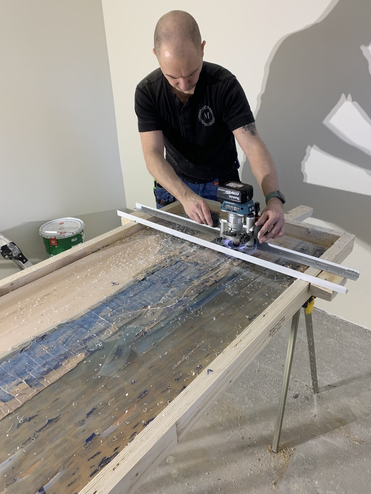 Bord med flod af resin