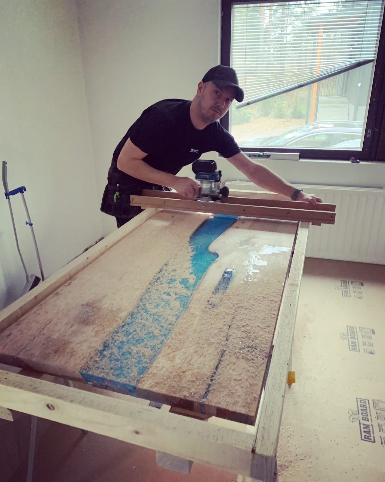 Bord med flod af resin