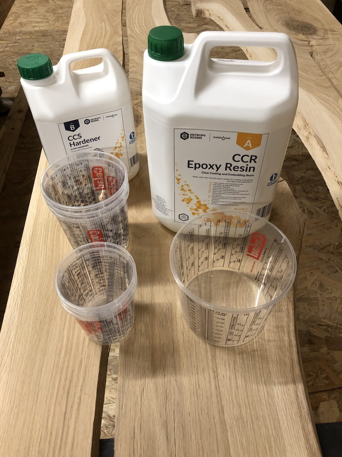 Spisebord med flod af resin