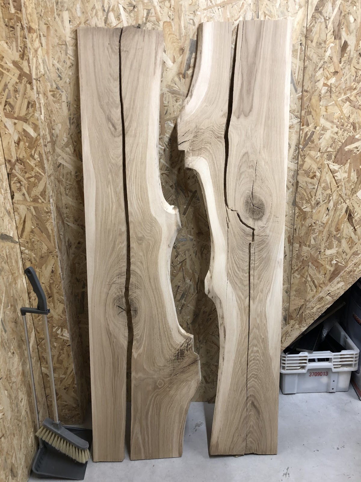 Spisebord med flod af resin