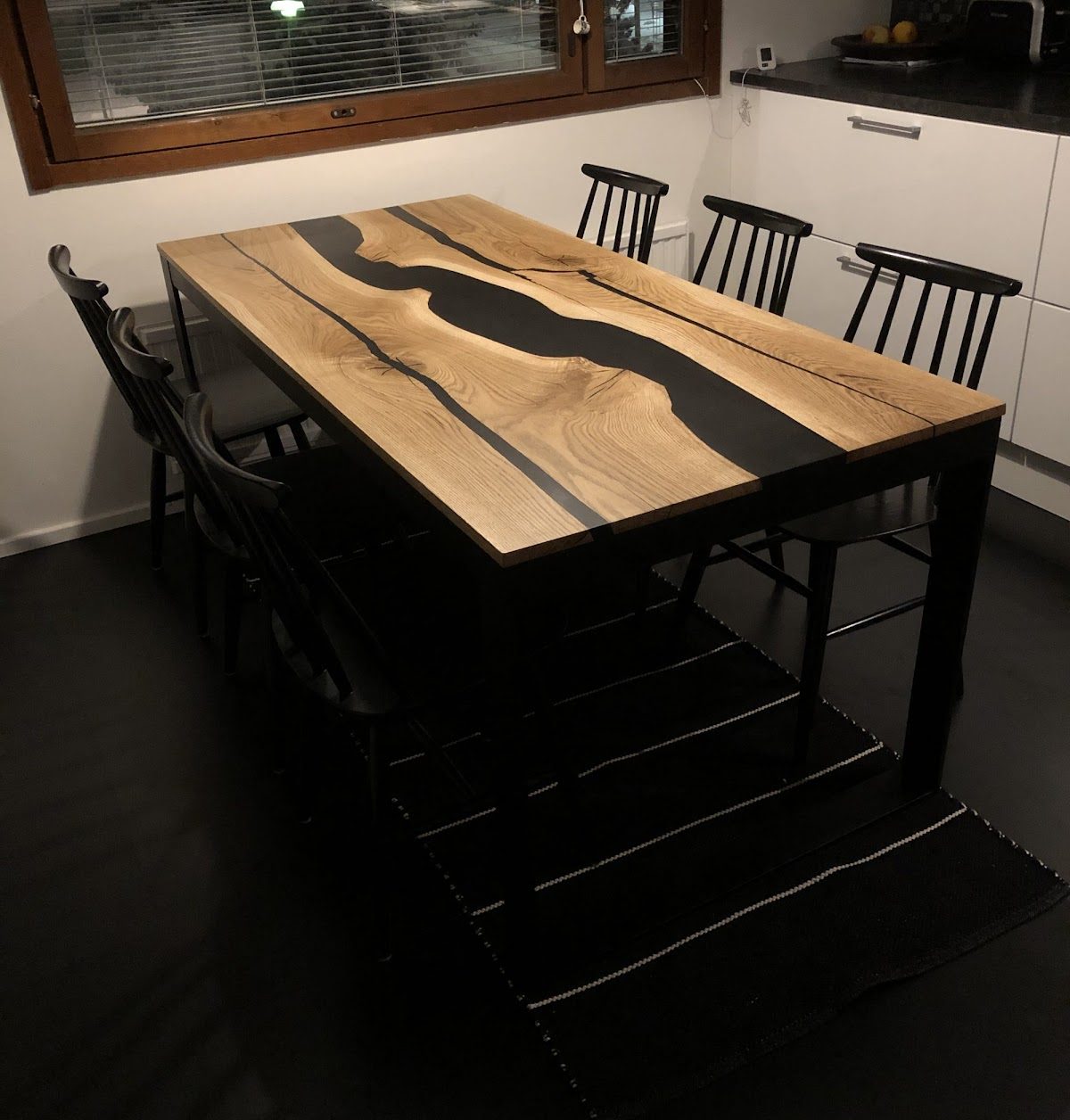 Spisebord med flod af resin