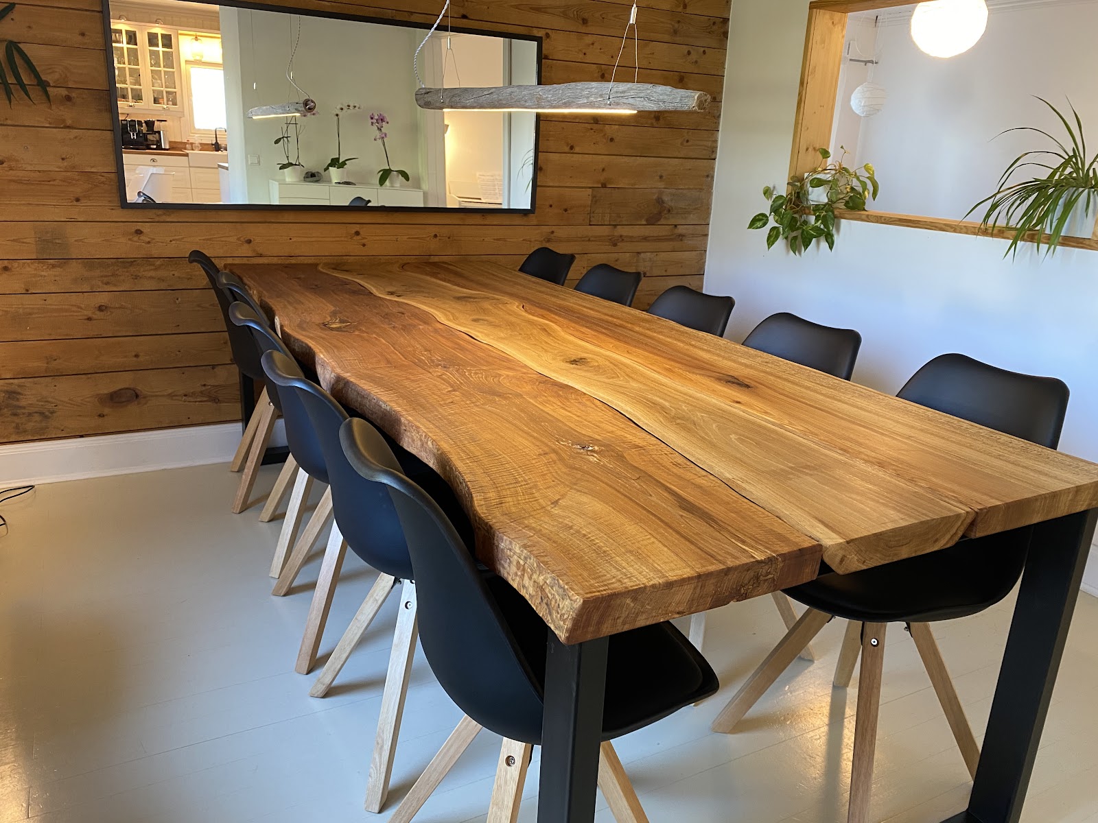 Bjælkebord med naturlige planker der passer sammen