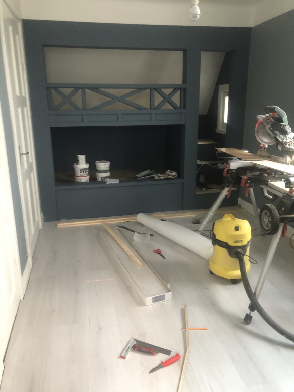 Køjeseng bygget ind i hjørne