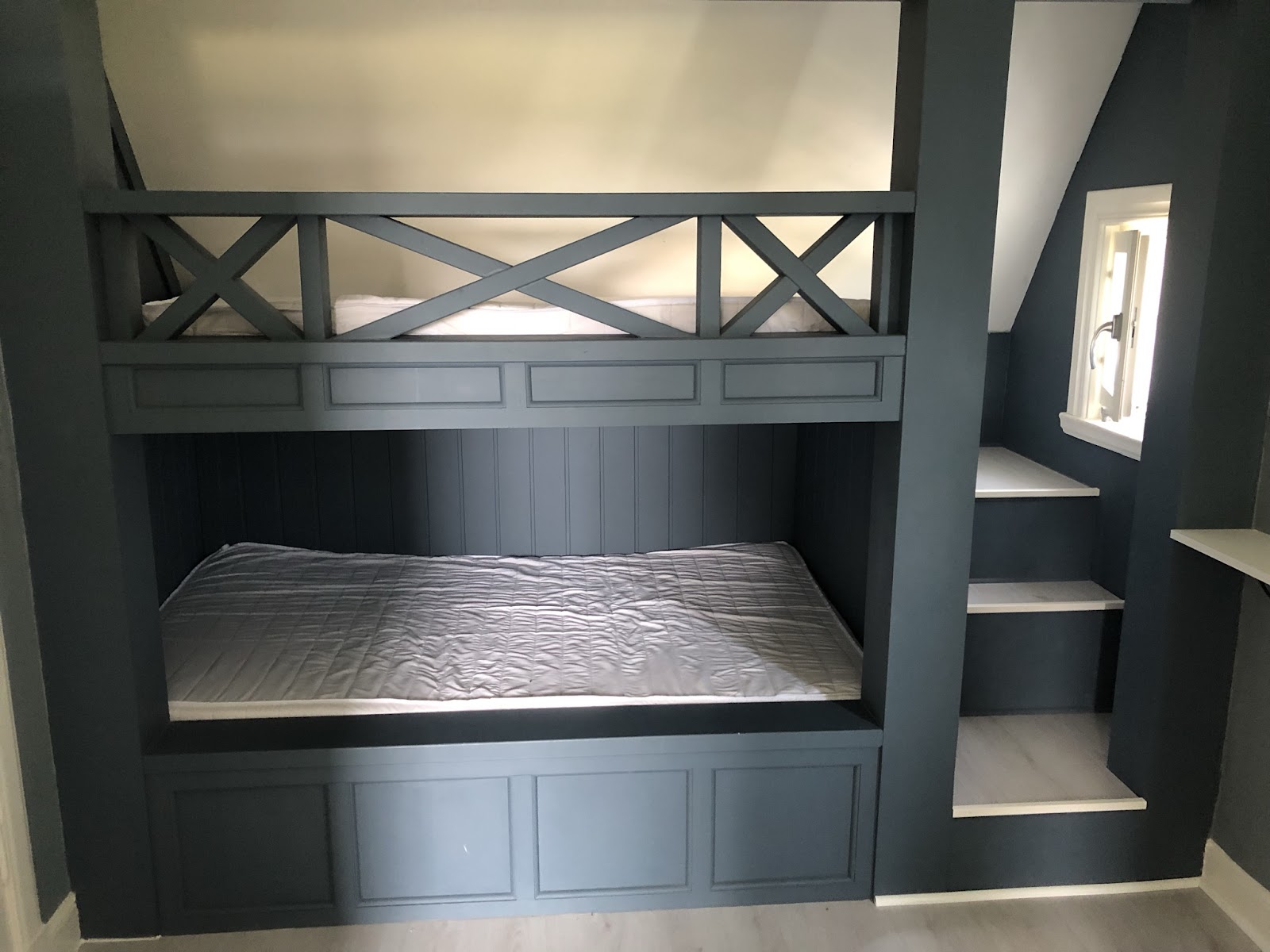 Køjeseng bygget ind i hjørne