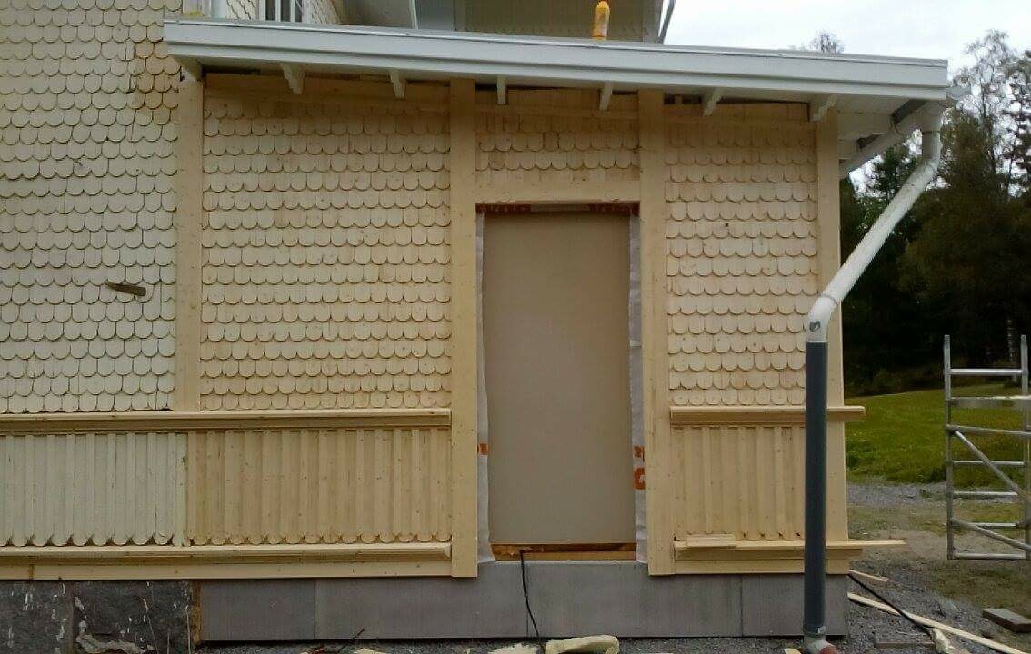 Ny facadebeklædning med hjemmelavede shingles af træ