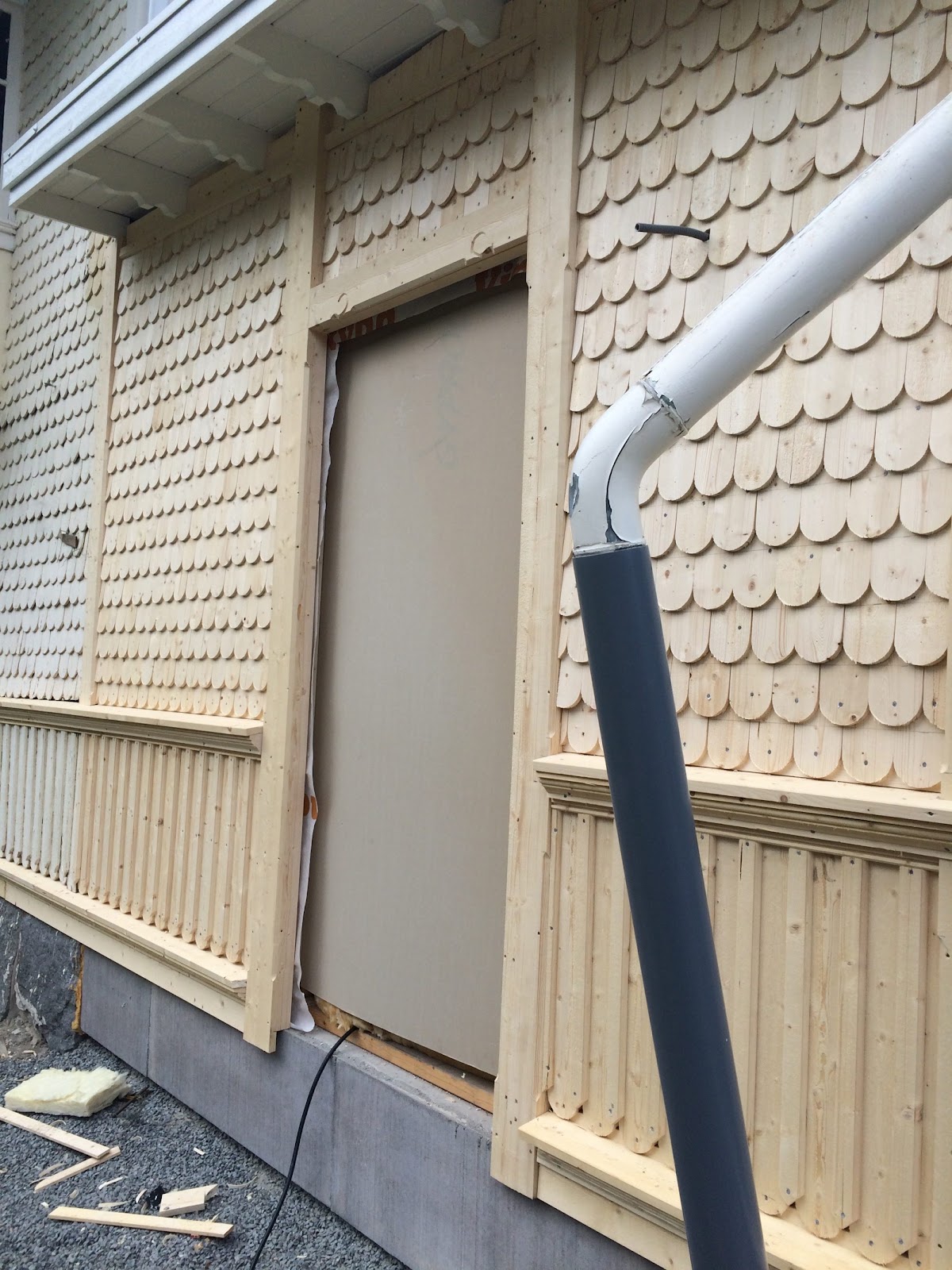 Ny facadebeklædning med hjemmelavede shingles af træ