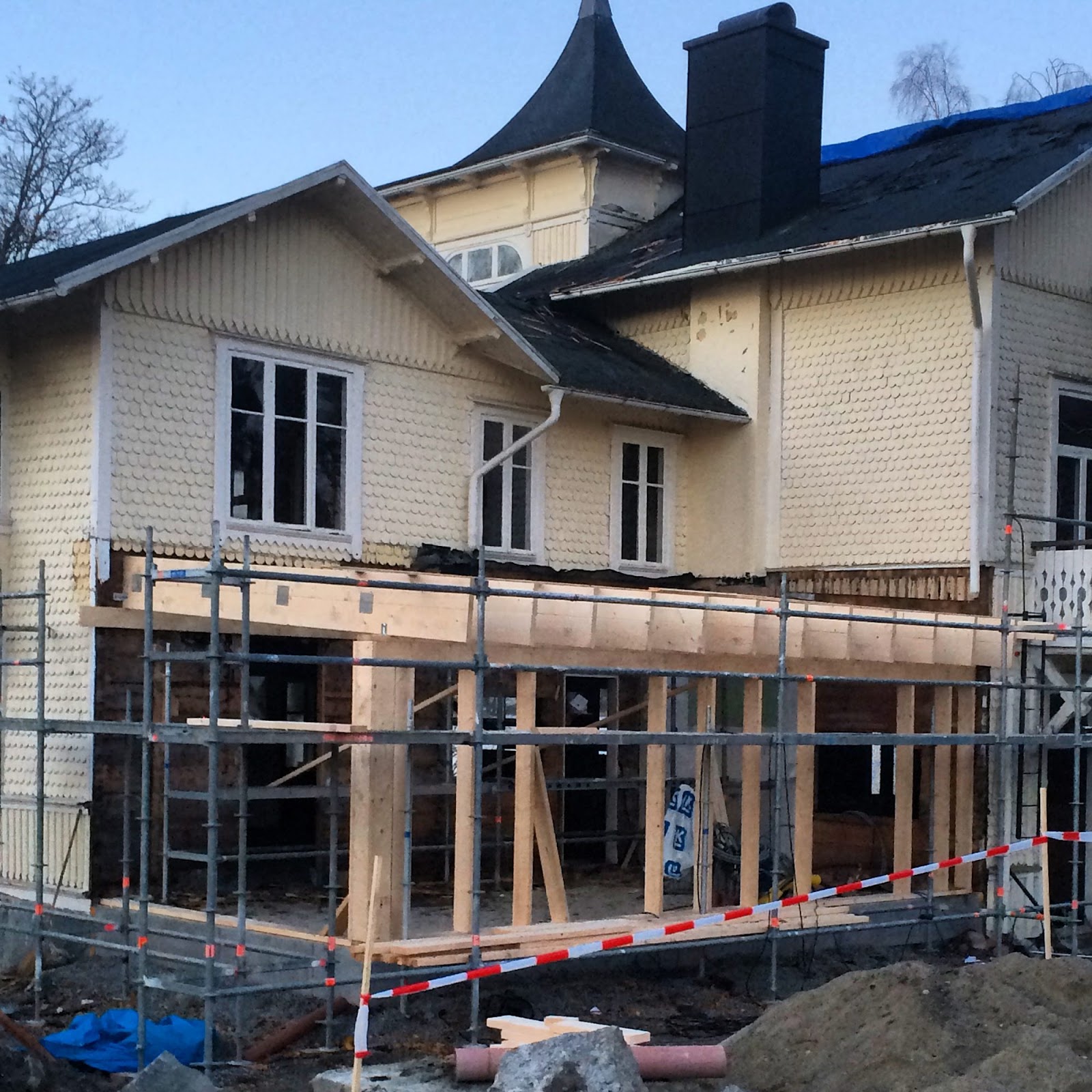 Ny facadebeklædning med hjemmelavede shingles af træ