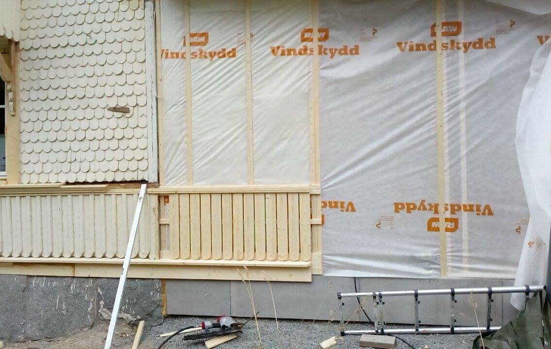 Ny facadebeklædning med hjemmelavede shingles af træ