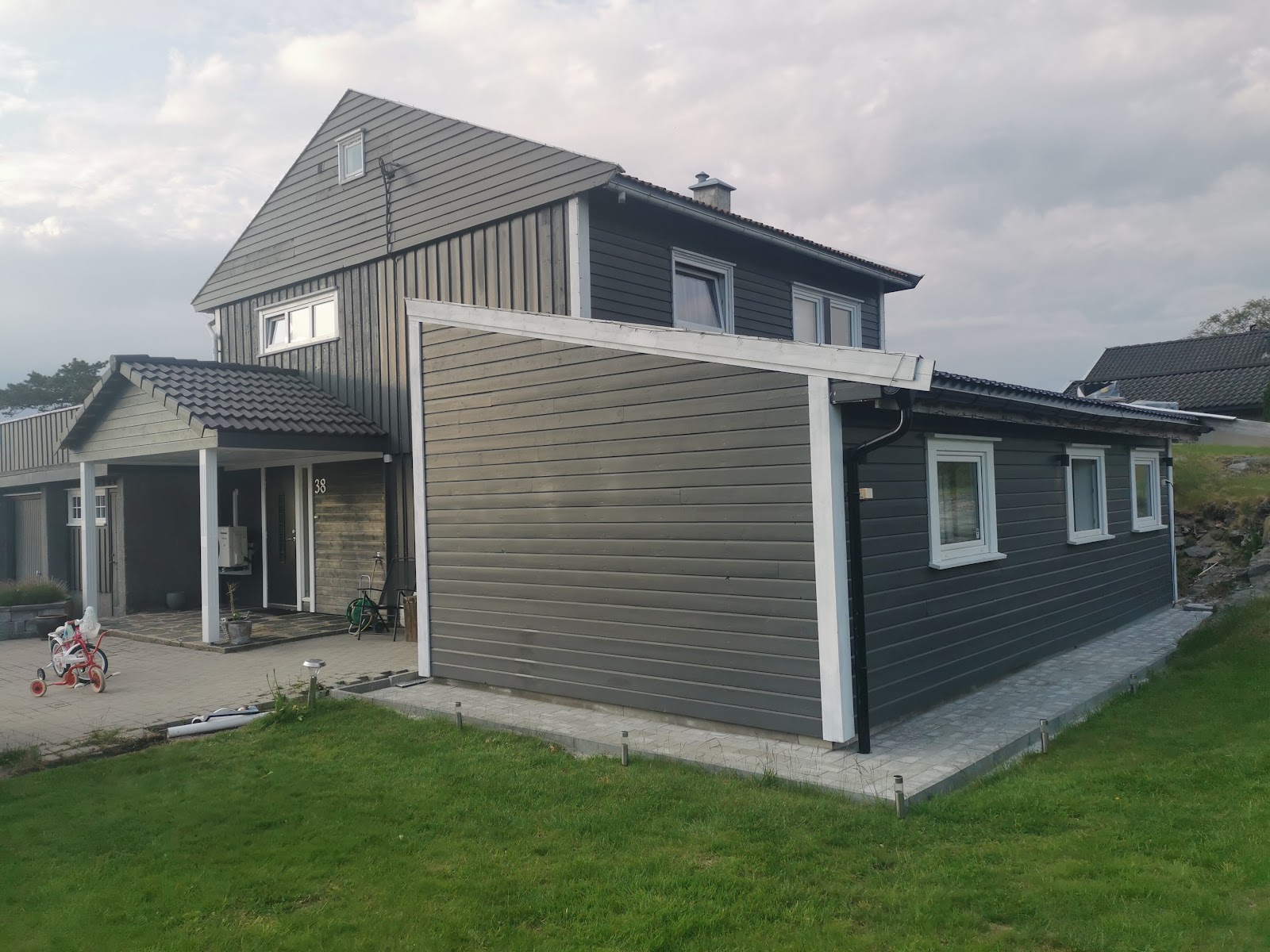 Tilbygning og overdækket indgang