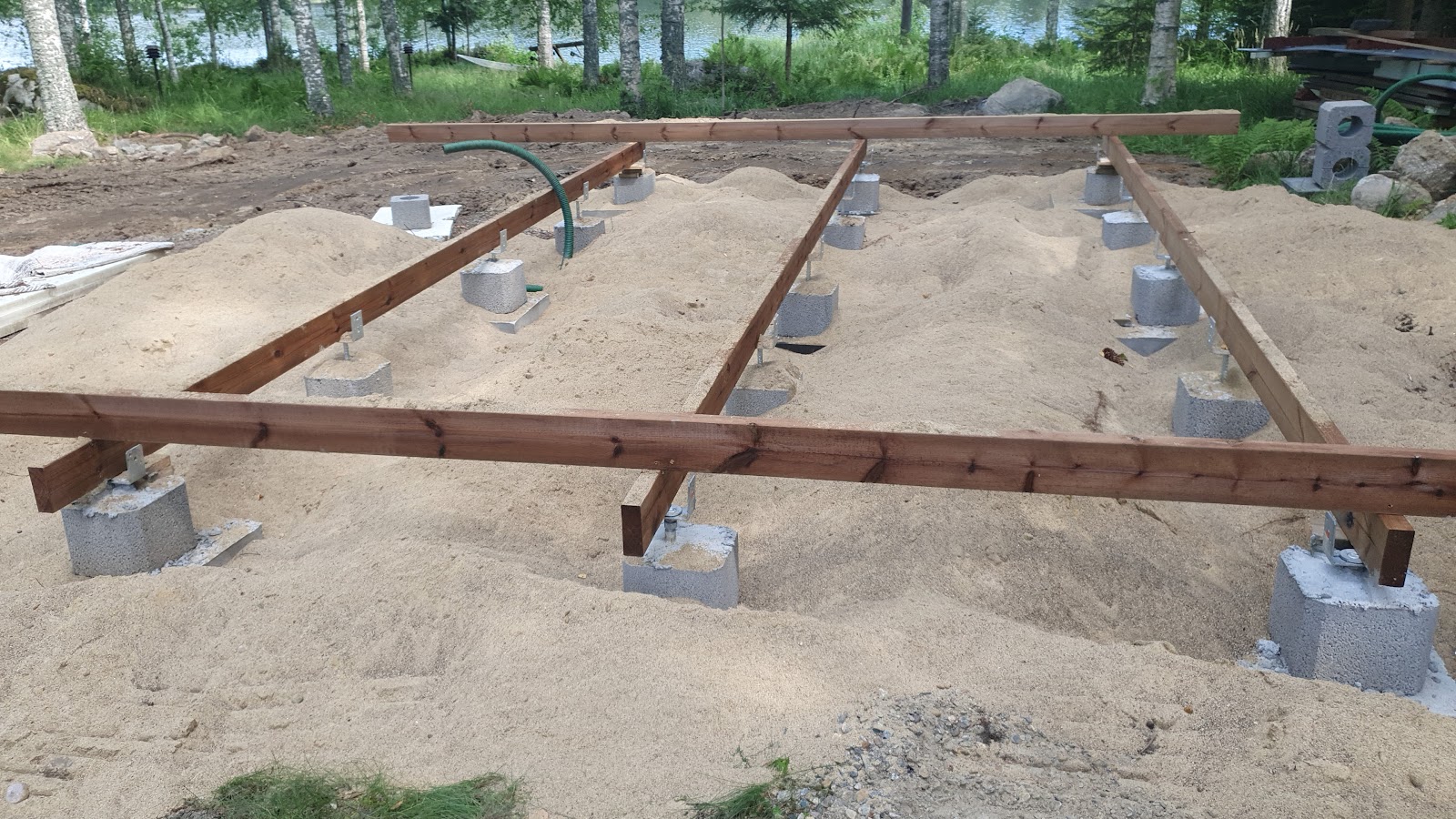 Lille træhytte med to værelser