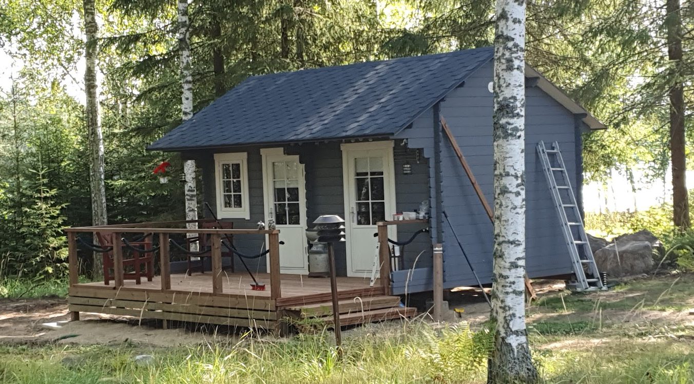 Lille træhytte med to værelser