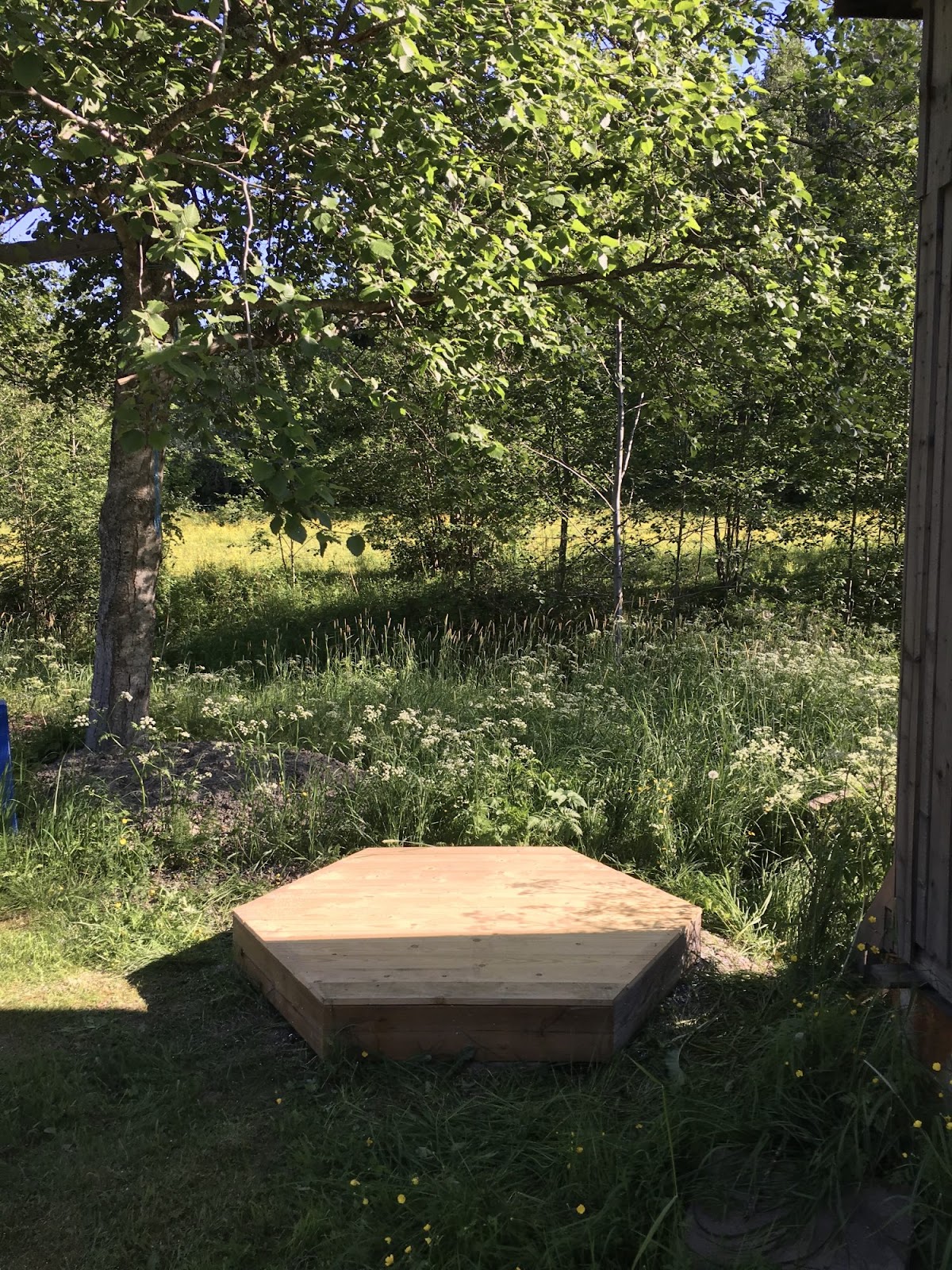 Sekskantet udendørs toilet