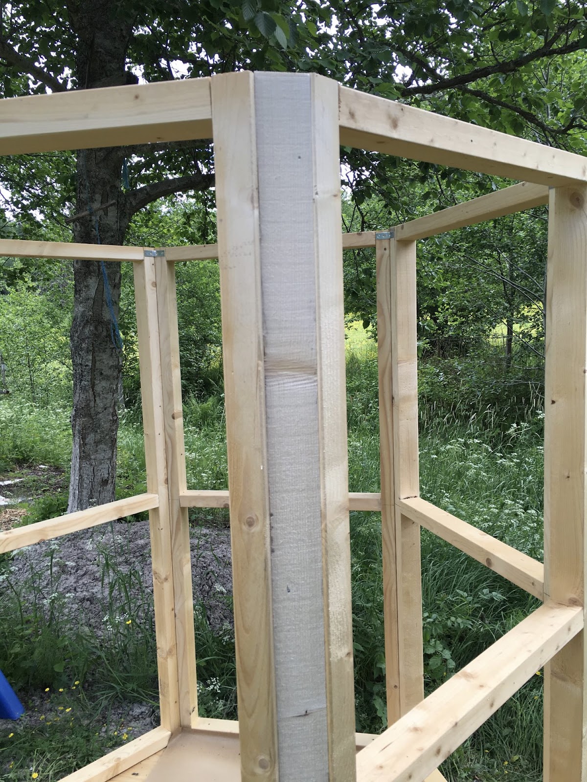 Sekskantet udendørs toilet