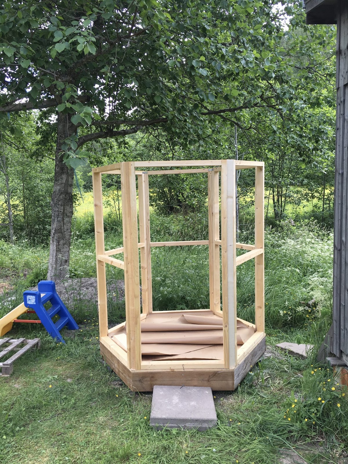 Sekskantet udendørs toilet