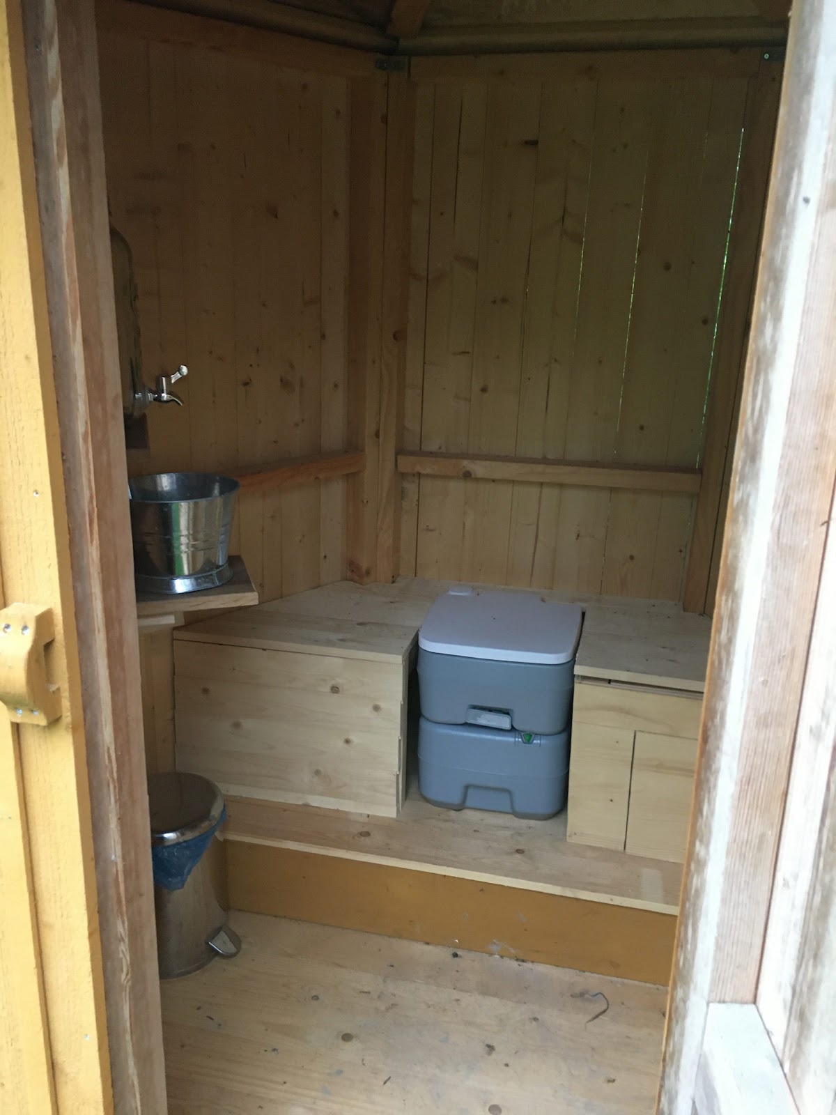 Sekskantet udendørs toilet