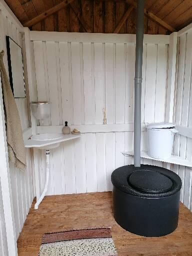 Toilet hytte med skøn udsigt