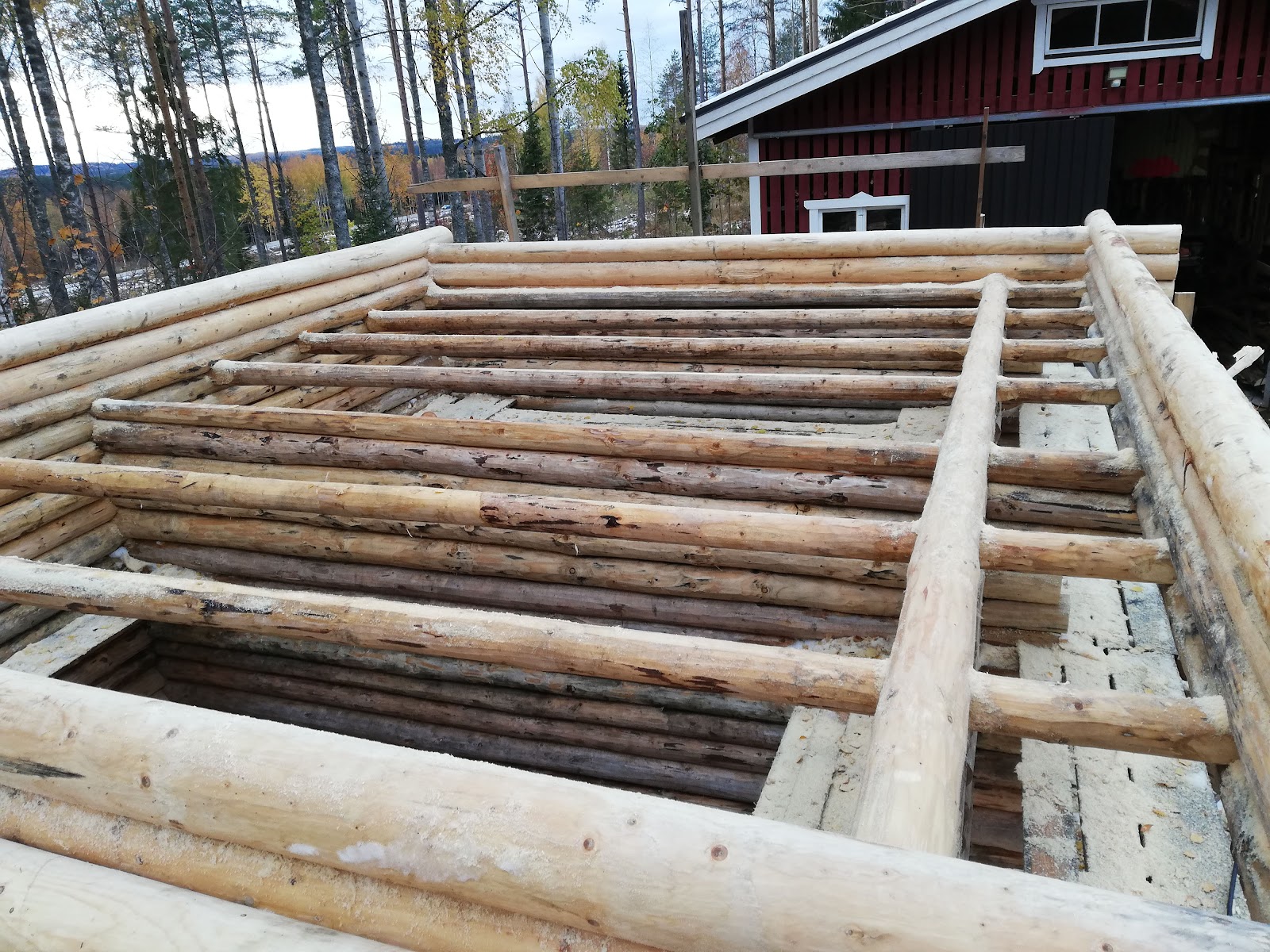 Smuk bjælkehytte med førstesal