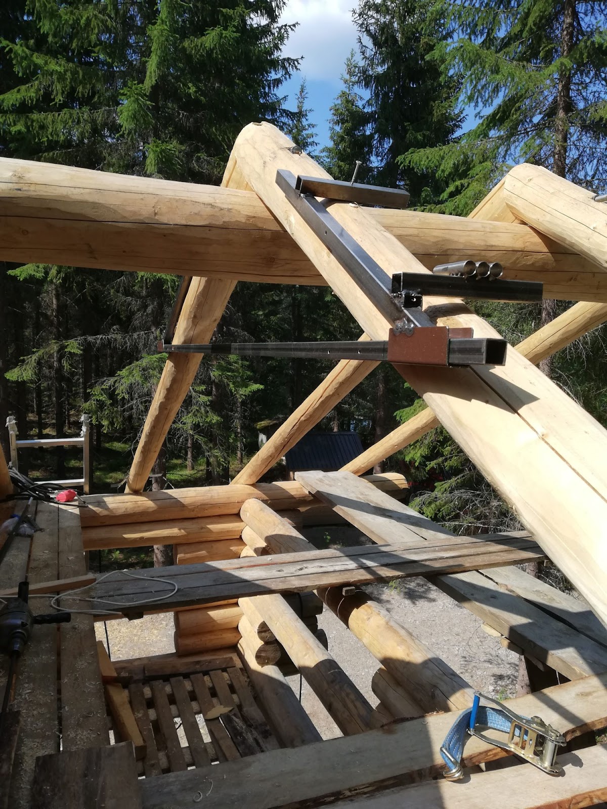 Smuk bjælkehytte med førstesal