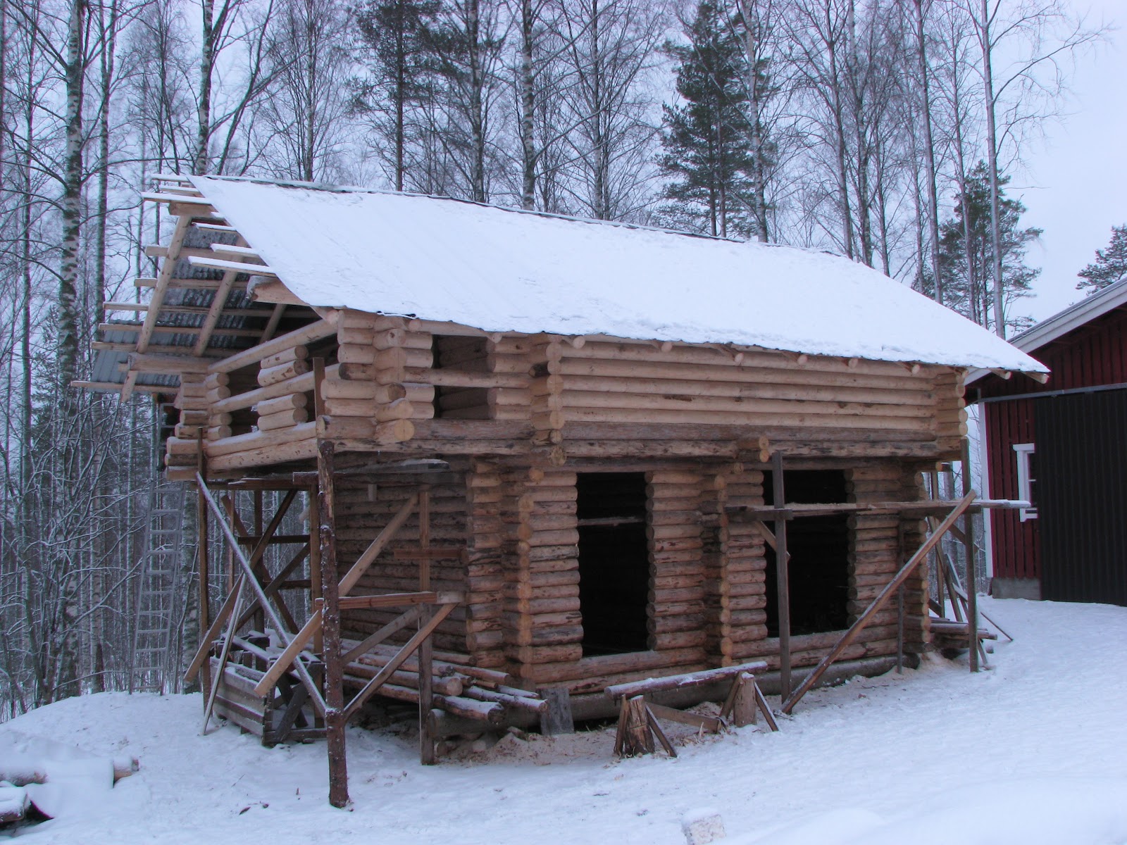 Smuk bjælkehytte med førstesal