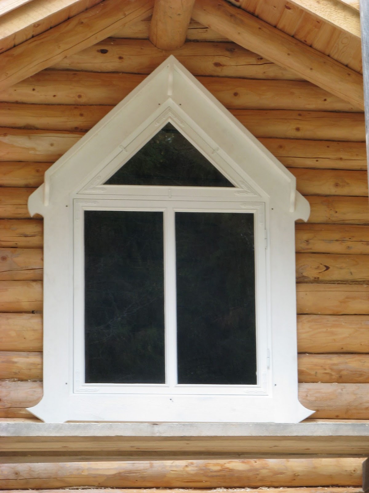 Smuk bjælkehytte med førstesal