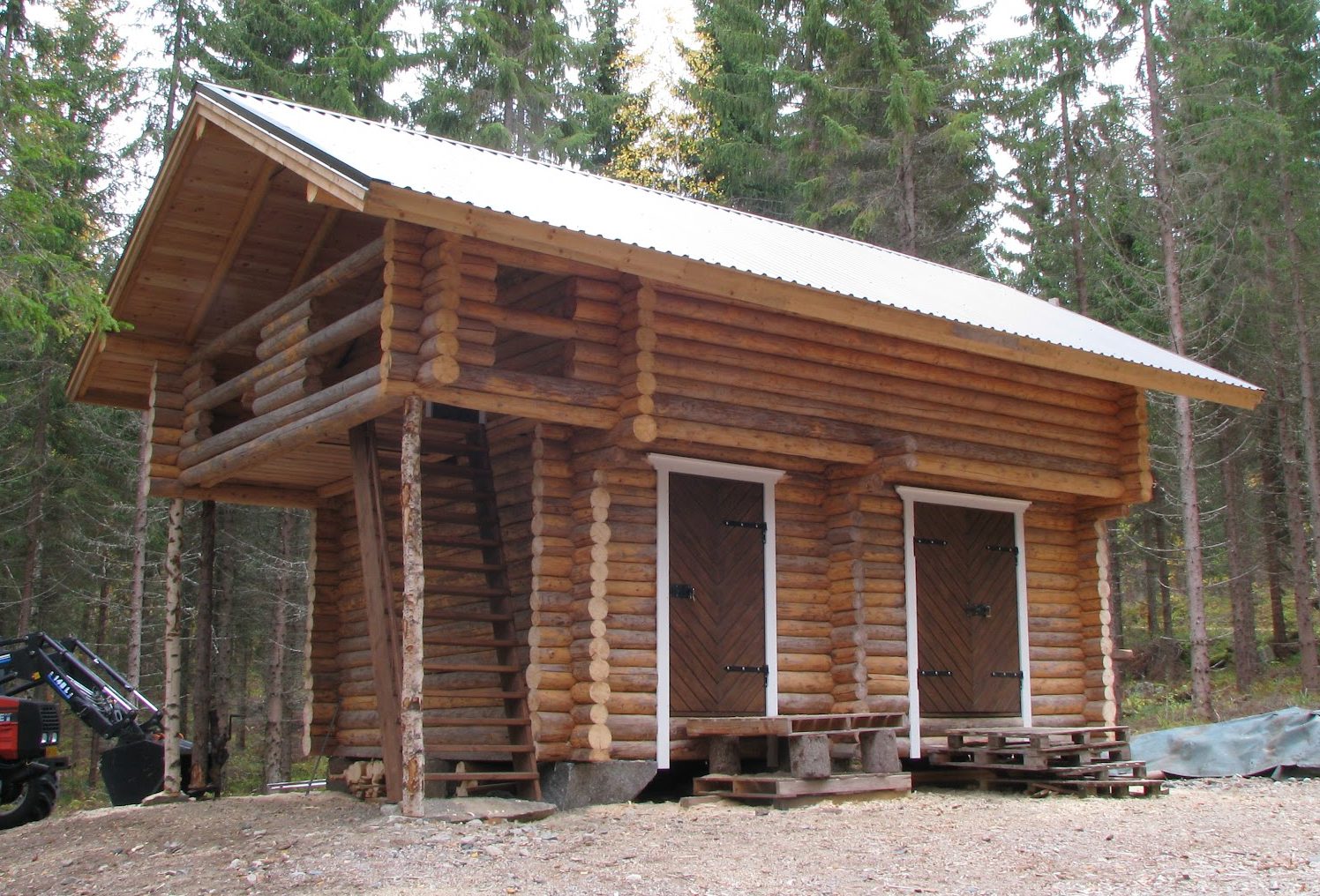 Smuk bjælkehytte med førstesal