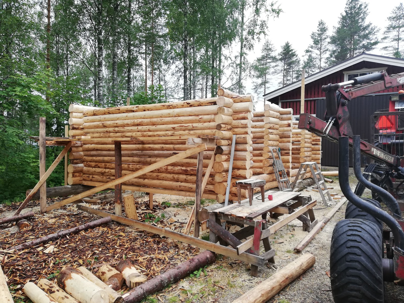 Smuk bjælkehytte med førstesal