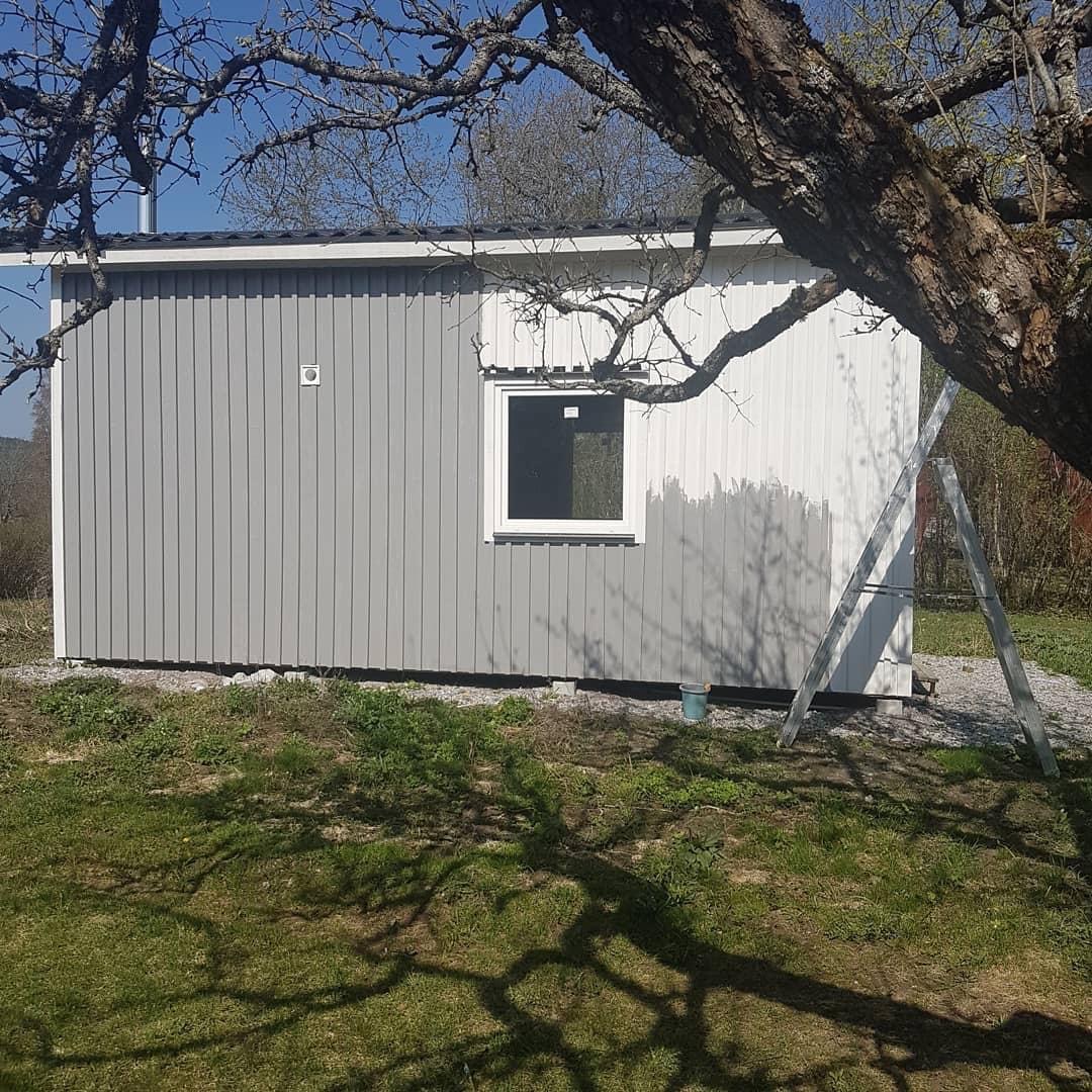 Hyggelig hytte på terrasse