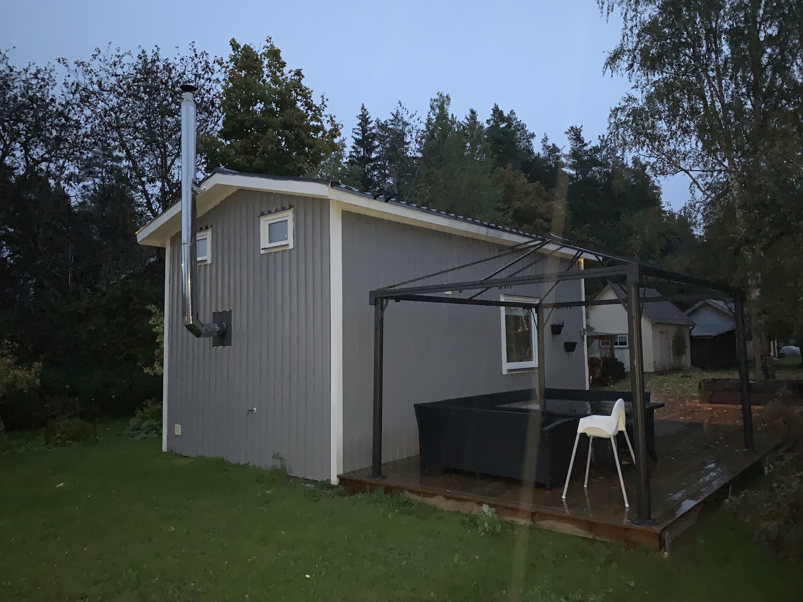 Hyggelig hytte på terrasse