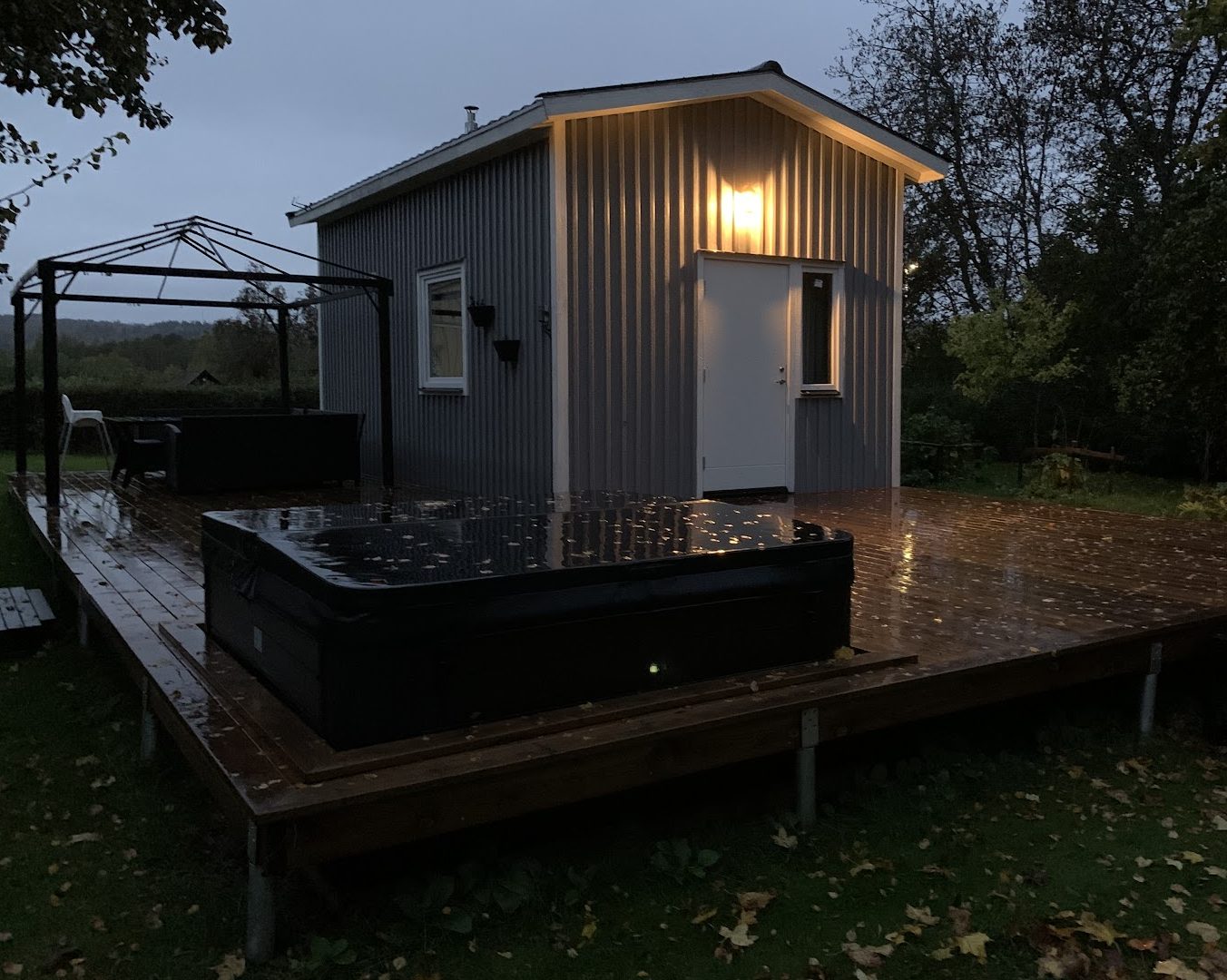 Hyggelig hytte på terrasse