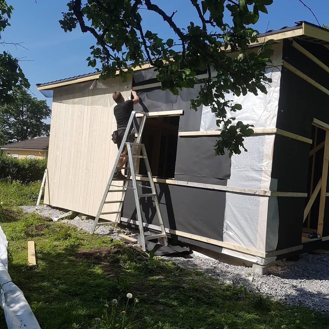 Hyggelig hytte på terrasse