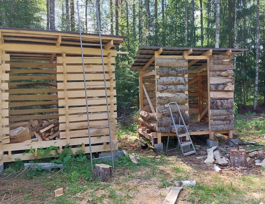 Brændeskjul med masser af frisk luft til brændet