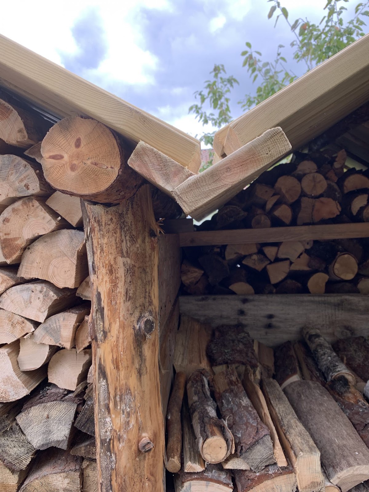 Brændeskjul med plads til morgenkaffe