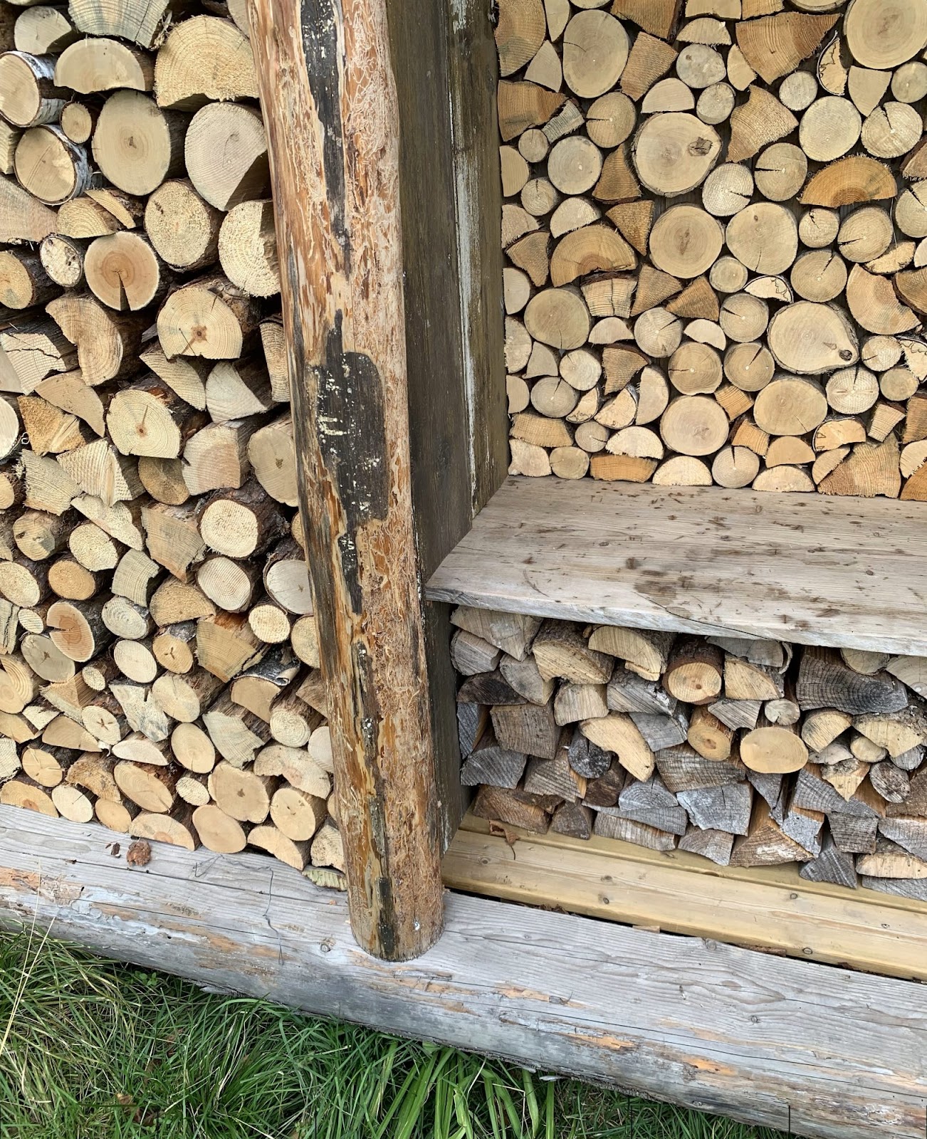 Brændeskjul med plads til morgenkaffe