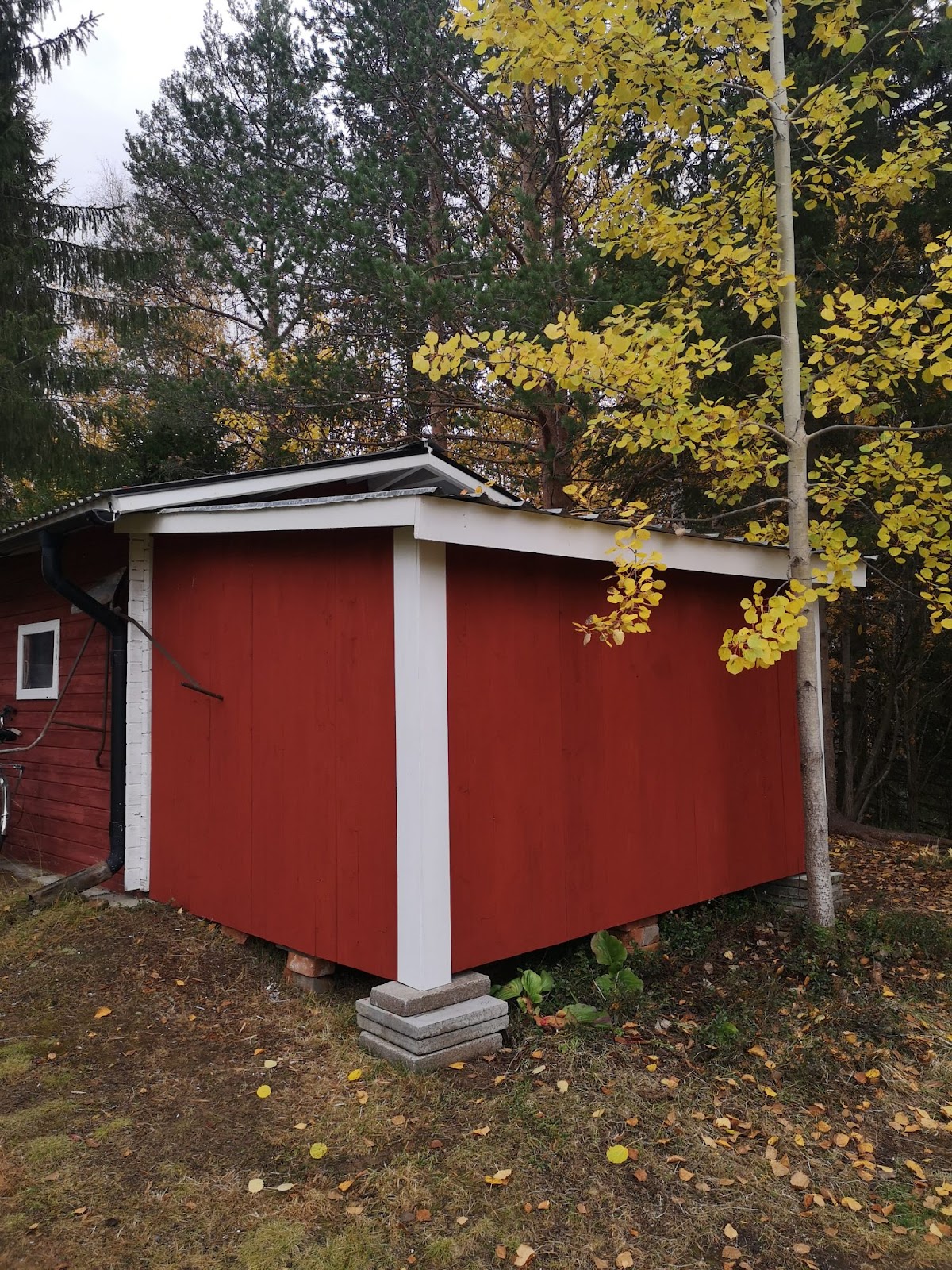 Brændeskur i hyttestil