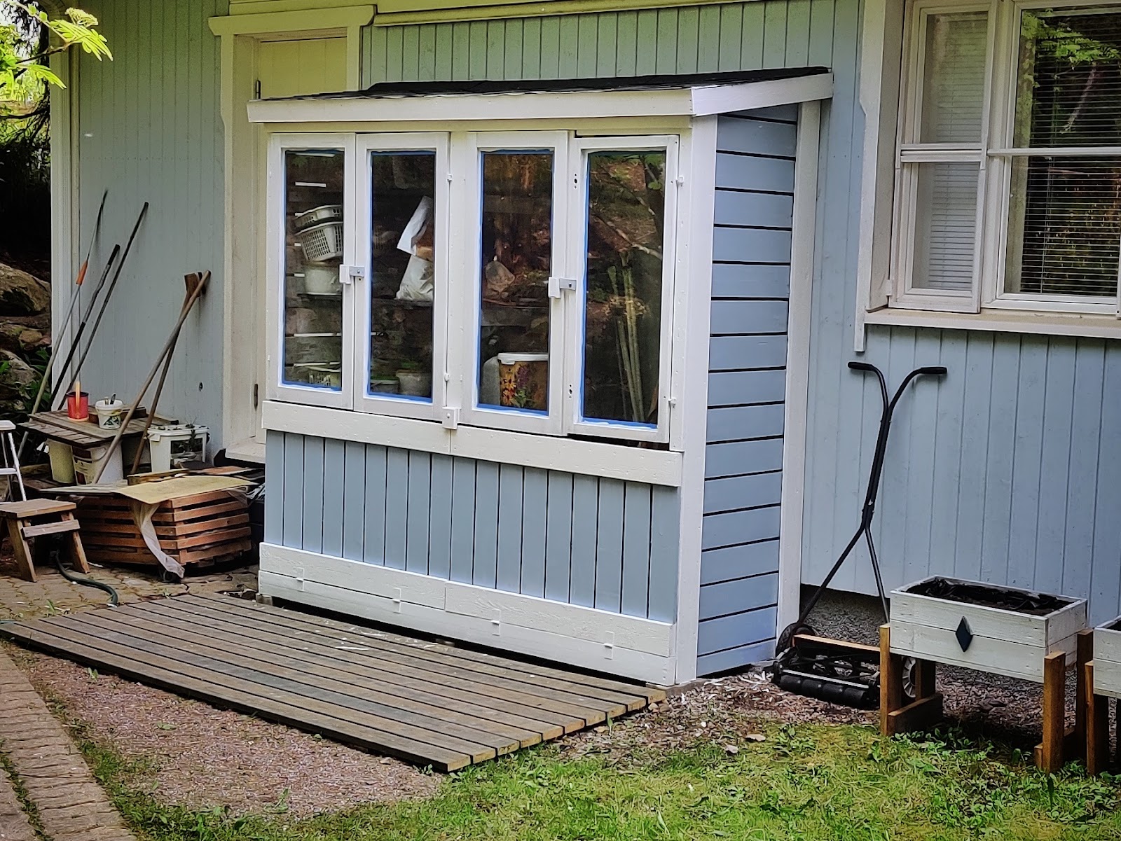 Lille redskabskur af genbrugsmaterialer