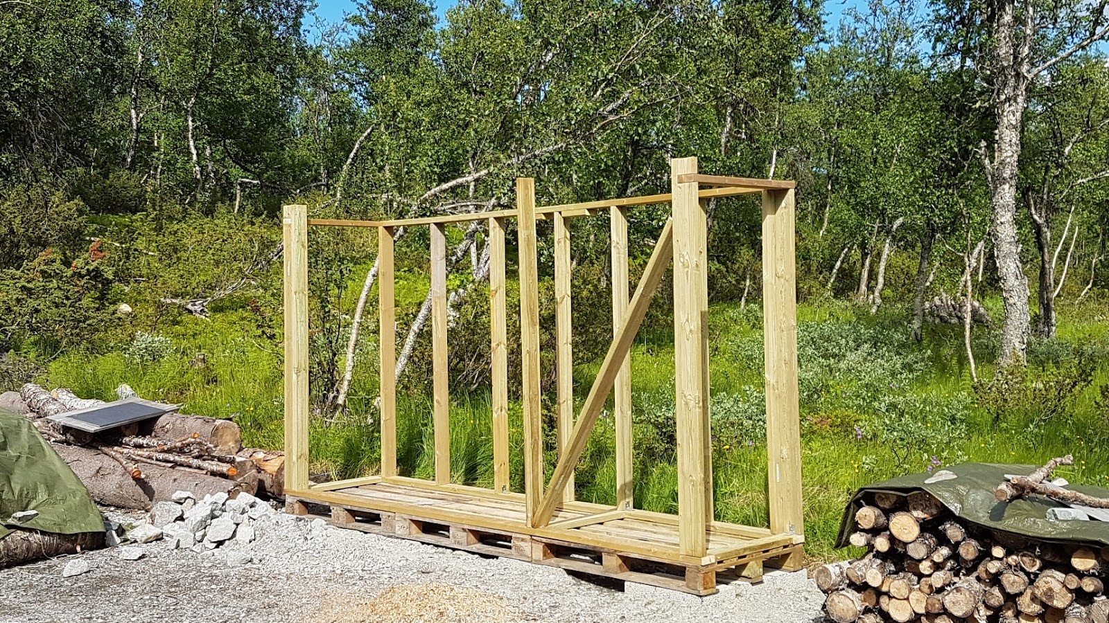 Skur til redskaber og brænde