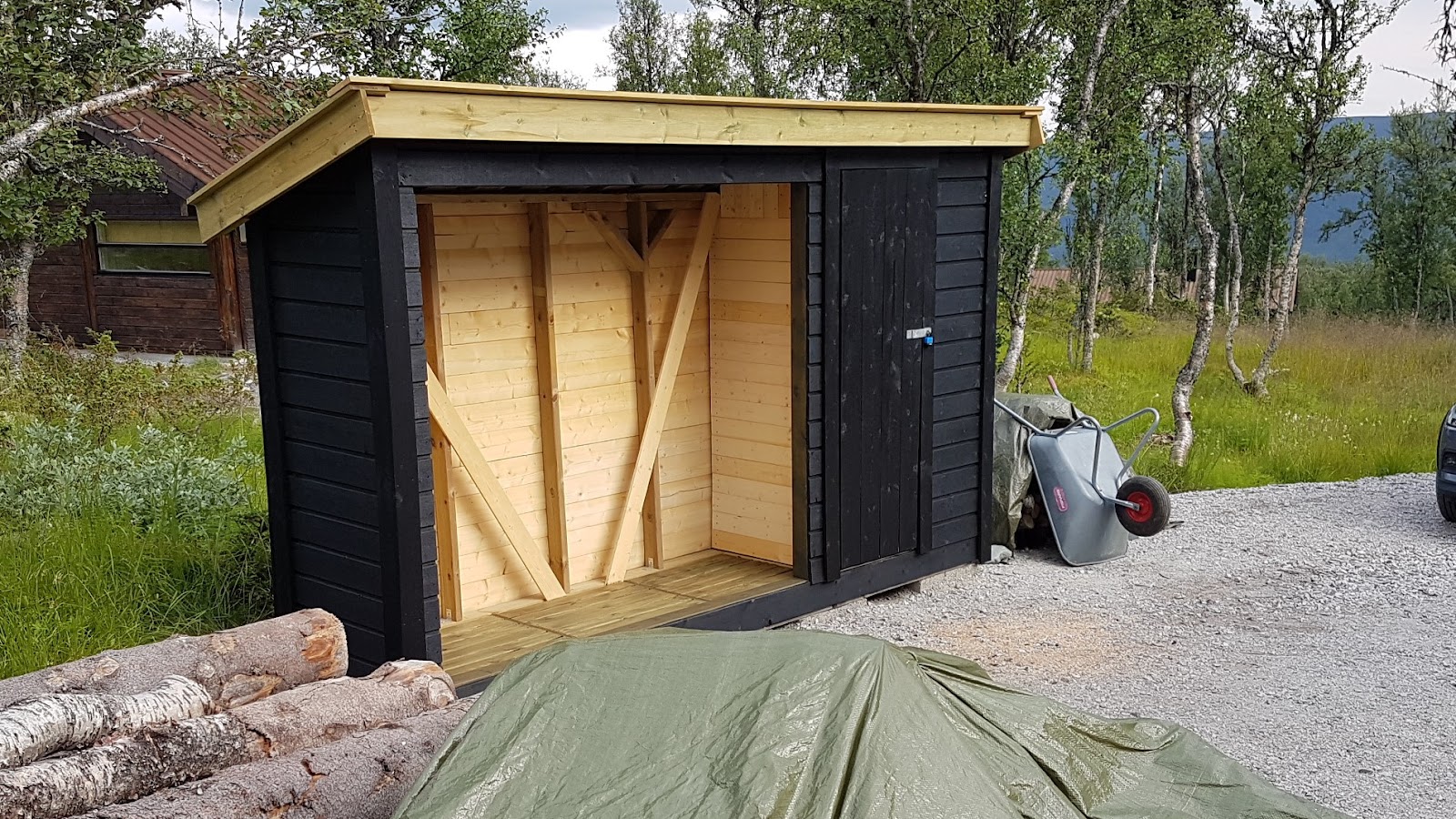 Skur til redskaber og brænde