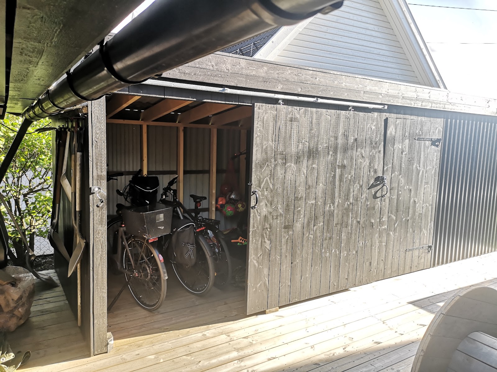Cykel- og redskabsskur