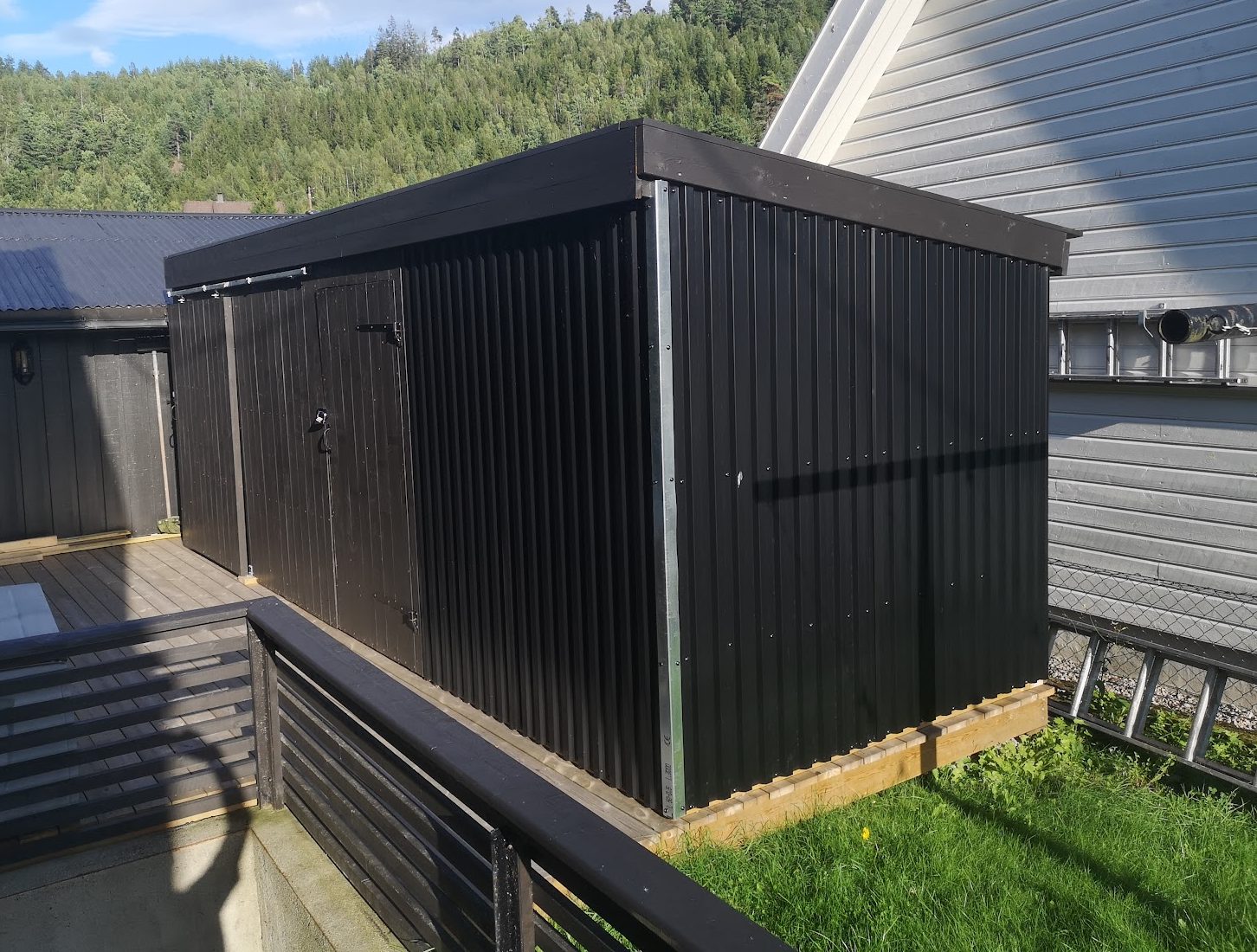 Cykel- og redskabsskur