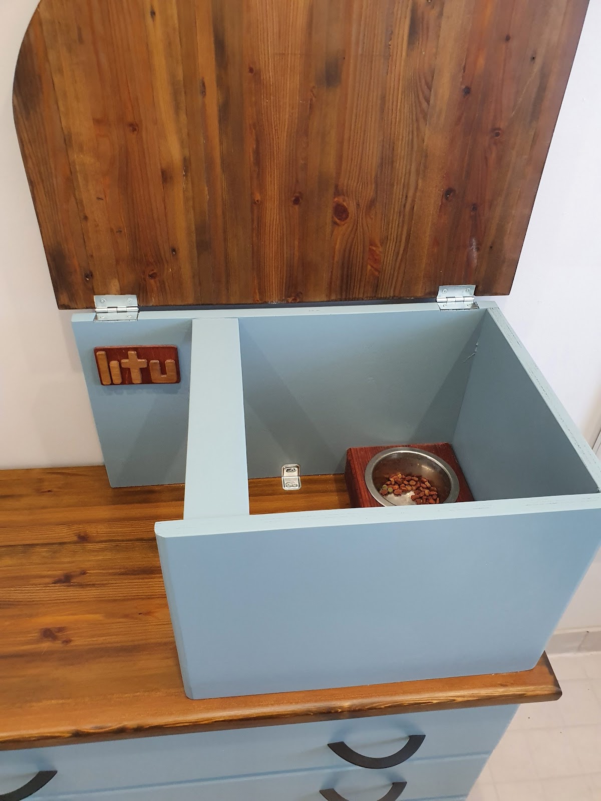 Kæledyrsreol med mad og fodring