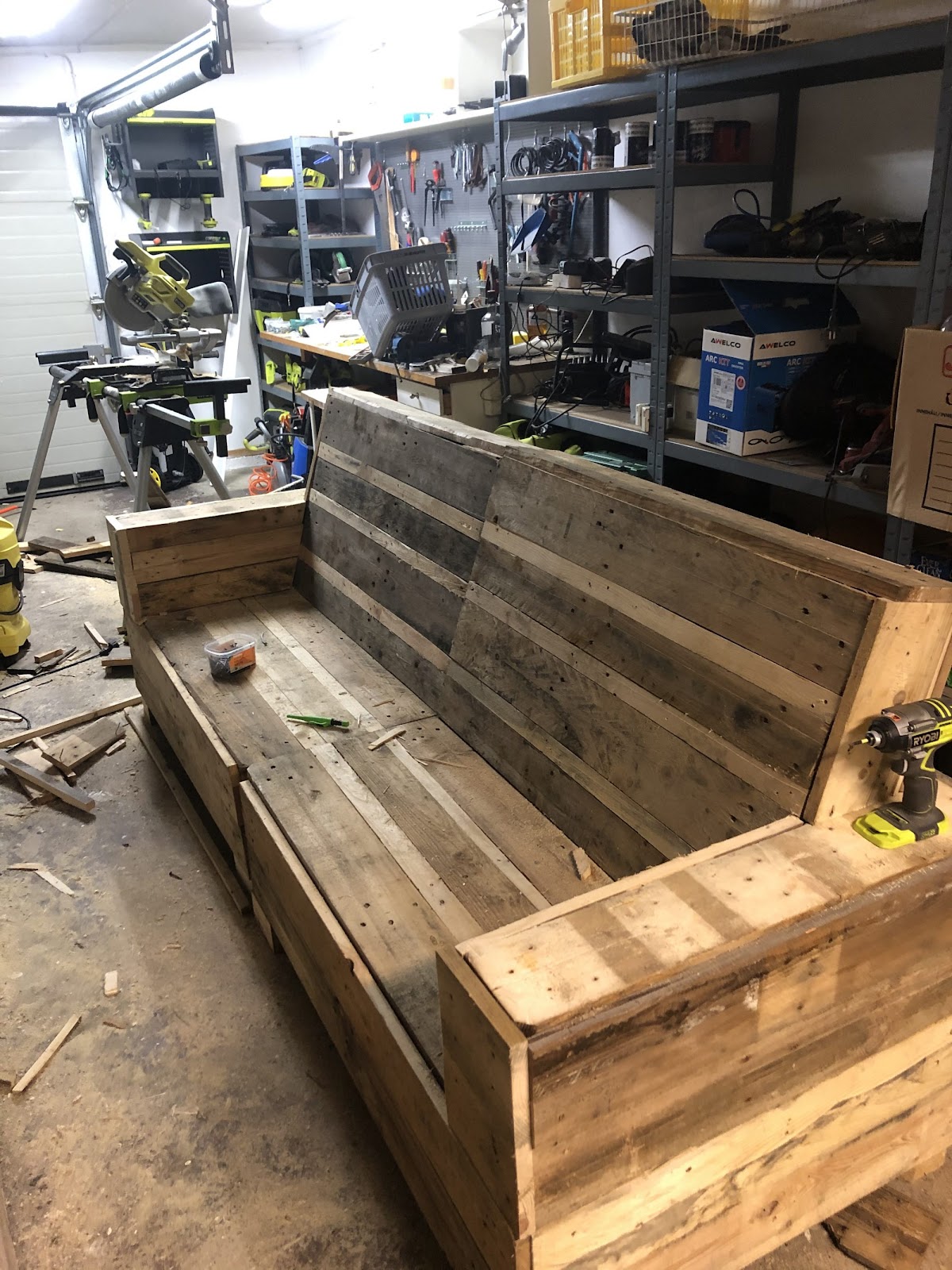 Terrasse og et stort udendørsbord af en stor gran