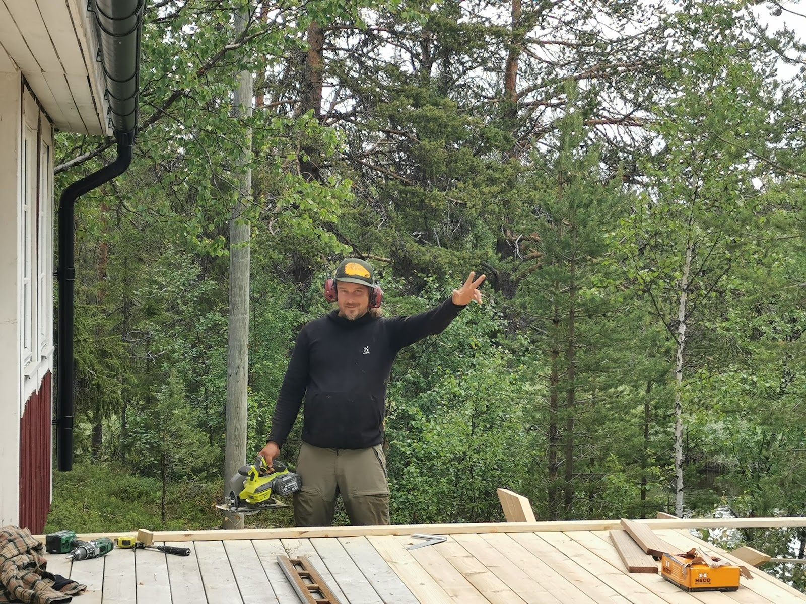 Terrasse og et stort udendørsbord af en stor gran