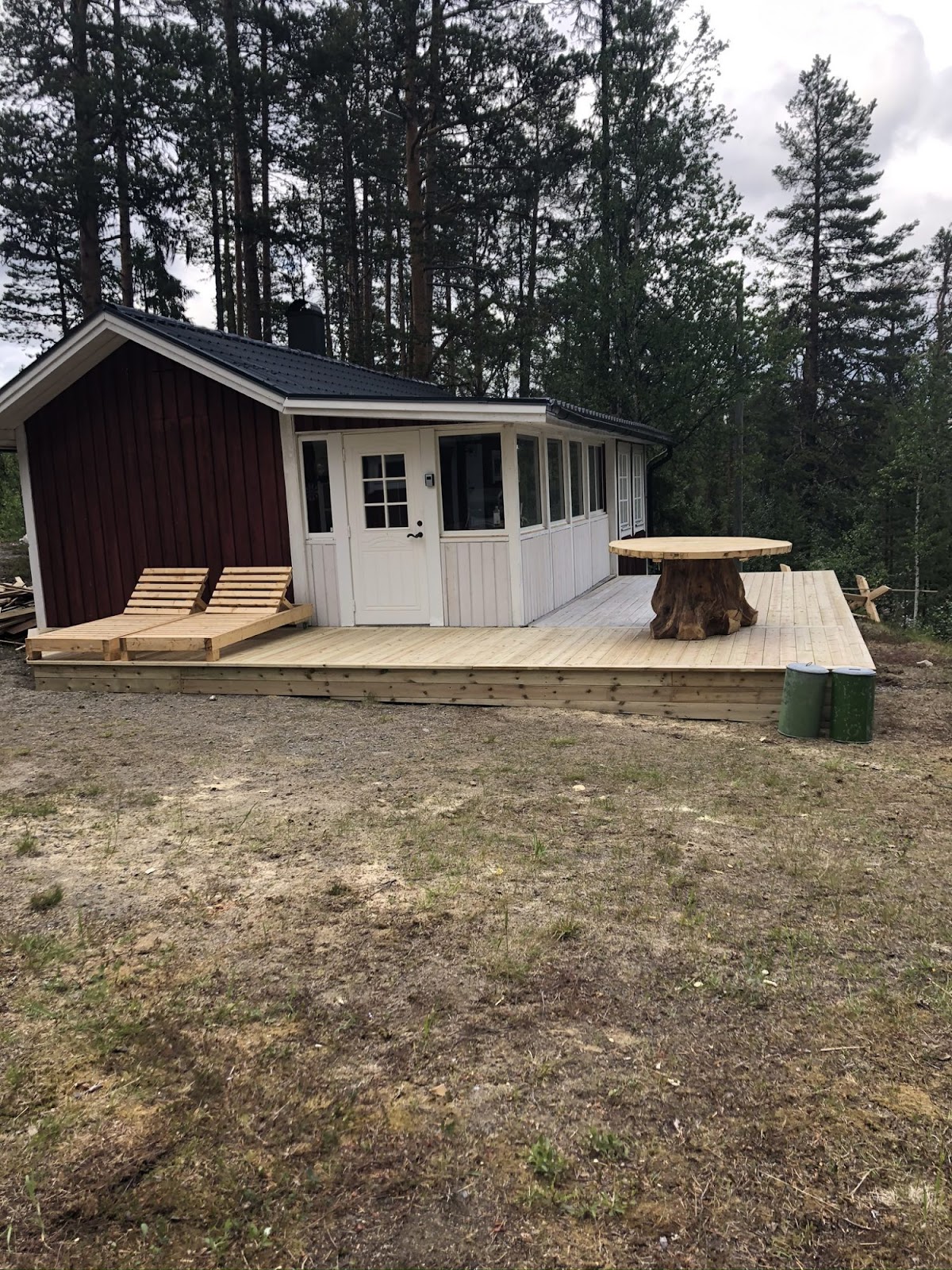 Terrasse og et stort udendørsbord af en stor gran