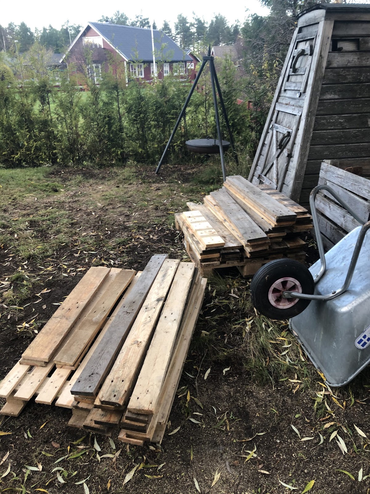 Terrasse og et stort udendørsbord af en stor gran