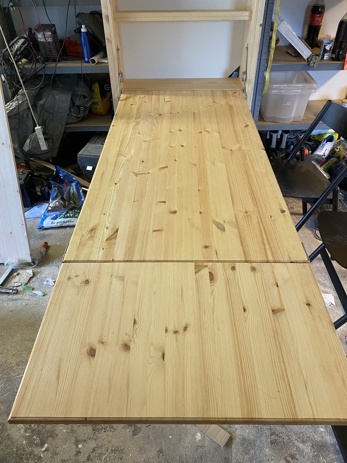 Terrasse og et stort udendørsbord af en stor gran