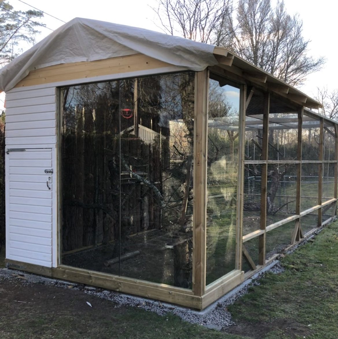 Voliere til tropiske fugle