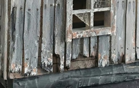 Forladt miniature-hytte