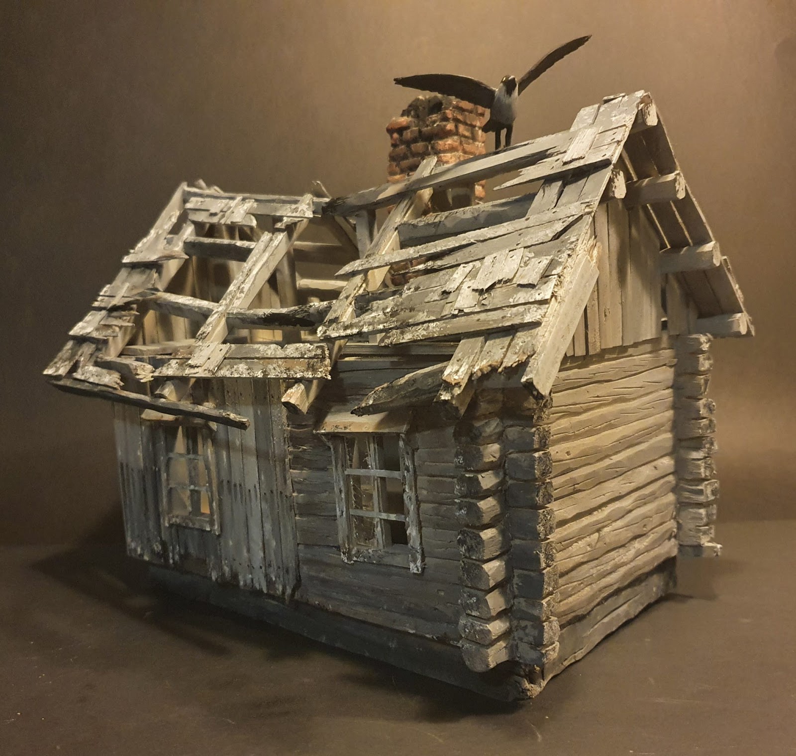 Forladt miniature-hytte